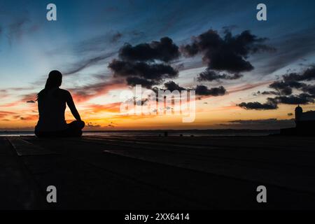 Salvador, Bahia, Brésil - 09 novembre 2019 : une personne non identifiée est vue en silhouette pendant le coucher du soleil dans la ville de Salvador, Bahia. Banque D'Images