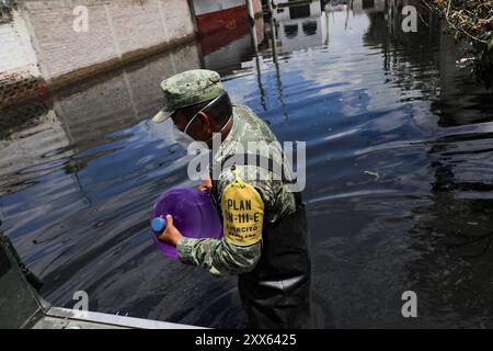 Chalco, Mexique. 21 août 2024. Elemento de Ejército Mexicano, entregan garrafones de Agua potable, a los afectados por las inundaciones en Chaco en el Estado de México. Ian Robles crédit : Sipa USA/Alamy Live News Banque D'Images