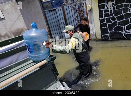 Chalco, Mexique. 21 août 2024. Elemento de Ejército Mexicano, entregan garrafones de Agua potable, a los afectados por las inundaciones en Chaco en el Estado de México. Ian Robles crédit : Sipa USA/Alamy Live News Banque D'Images