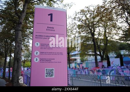 Paris, France - 22 août 2024 : panneau devant le stade Roland-Garros pendant les Jeux Olympiques et Paralympiques de Paris 2024. Banque D'Images