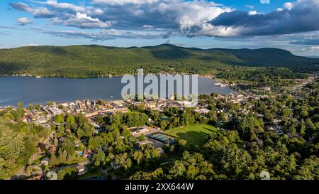 20 août 2024, Sunny Afternoon Summer image aérienne de la région entourant Lake George, NY, USA Banque D'Images