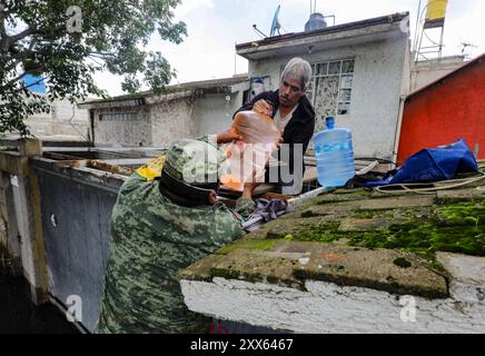 Chalco, Mexique. 21 août 2024. Elemento de Ejército Mexicano, entregan garrafones de Agua potable, a los afectados por las inundaciones en Chaco en el Estado de México. Ian Robles crédit : Sipa USA/Alamy Live News Banque D'Images