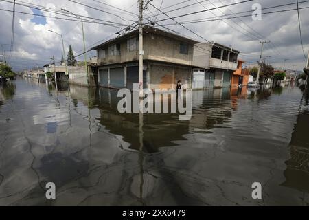 Chalco, Mexique. 21 août 2024. La calle Chalchicoatlicue en el Municipio de Chalco es una de las más afectadas por la inundación en la colonia Culturas de México. Ian Robles crédit : Sipa USA/Alamy Live News Banque D'Images