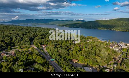 20 août 2024, Sunny Afternoon Summer image aérienne de la région entourant Lake George, NY, USA Banque D'Images