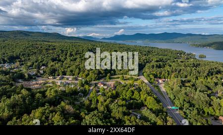 20 août 2024, Sunny Afternoon Summer image aérienne de la région entourant Lake George, NY, USA Banque D'Images