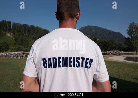 préposé à la piscine et préposé aux sports au travail préposé à la piscine et préposé aux sports Banque D'Images