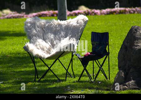 chaise pliante rose floue à côté de la chaise enfant Banque D'Images