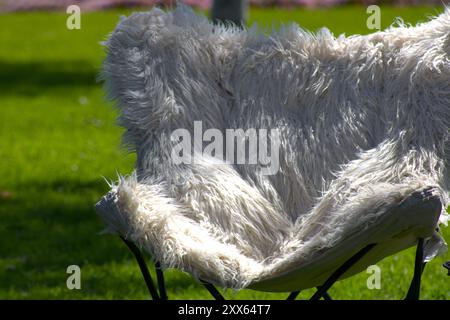 chaise pliante rose floue à côté de la chaise enfant Banque D'Images