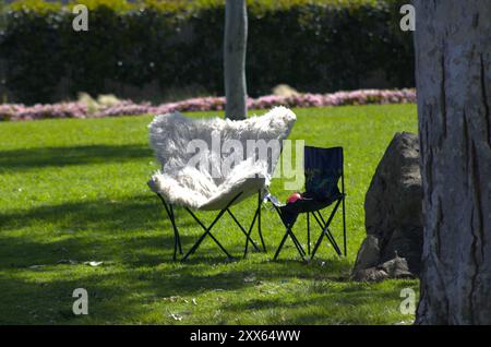 chaise pliante rose floue à côté de la chaise enfant Banque D'Images