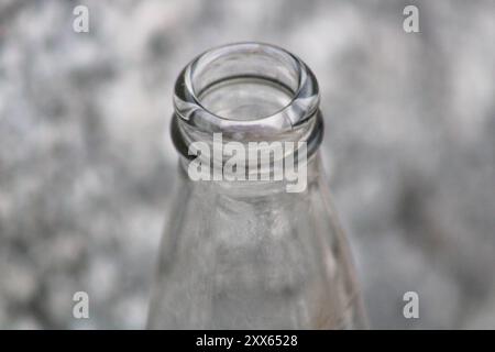 ouverture de bouteille en verre sans bouchon Banque D'Images