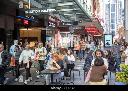 Boutiques et magasins du centre-ville de Sydney, les gens qui font du shopping et apprécient un café dans un café en trottoir sur George Street, magasins Seiko et Dymocks, Australie Banque D'Images