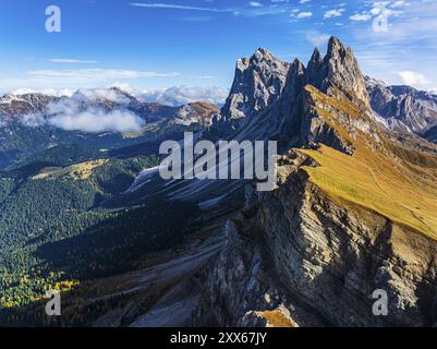 Les pics SAS Rigais et Furchetta du Groupe Odle, tir par drone, Val Gardena, Dolomites, Province autonome de Bolzano, Tyrol du Sud, Italie, Europe Banque D'Images