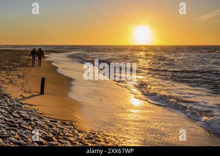 Den Helder, pays-Bas. Janvier 2022. Coucher de soleil sur la plage de Den Helder, pays-Bas. Banque D'Images