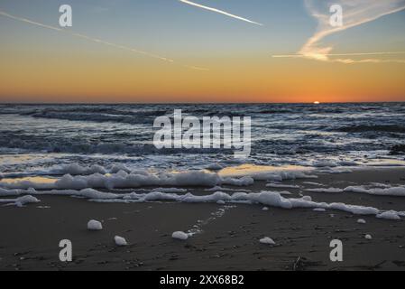 Den Helder, pays-Bas. Janvier 2022. Coucher de soleil sur la plage de Den Helder, pays-Bas. Banque D'Images