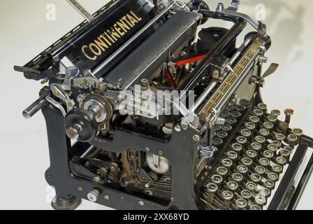 Ancienne machine à écrire mécanique, marque Continental, randonneur-Werke à Siegmar-Schoenau, avec silencieux, années 1930 Banque D'Images