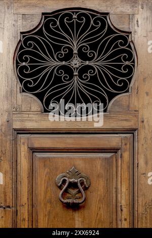 Détail d'une ancienne porte d'entrée avec heurtoir de porte, Ronda, Andalousie, Espagne, Europe Banque D'Images