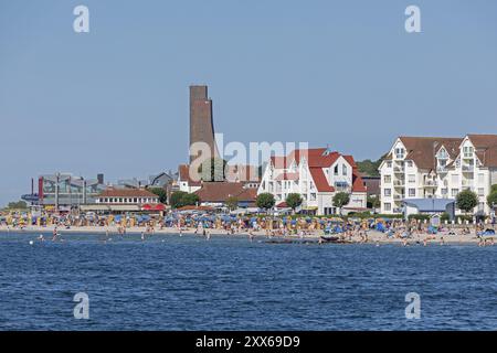 Maisons, plage, gens, mémorial marin, Laboe, Schleswig-Holstein, Allemagne, Europe Banque D'Images