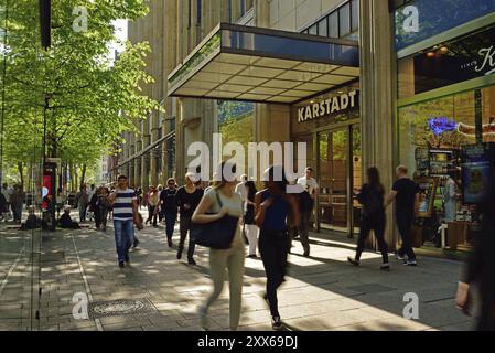 Allemagne, Hambourg, ville, Moenckebergstrasse, principale rue commerçante, passants en mouvement, Karstadt grands magasins, façade, Europe Banque D'Images