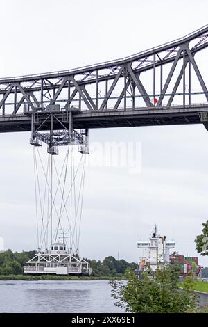 Navire porte-conteneurs, cargo, pont haut, pont transporteur, canal de Kiel, Rendsburg, Schleswig-Holstein, Allemagne, Europe Banque D'Images