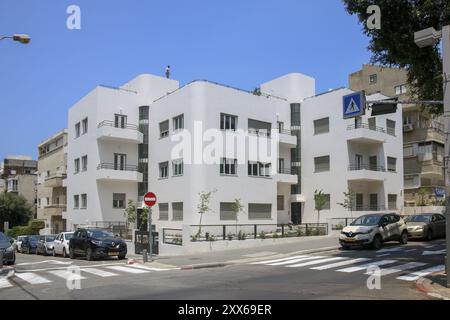 Bâtiment résidentiel de style Bauhaus sur Rothschild Boulevard, une partie de la ville Blanche, avec 4 000 bâtiments la plus grande collection de maisons au monde Banque D'Images