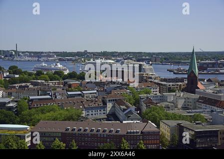 Europe, Allemagne, Schleswig Holstein, Kiel, mer Baltique, ville, vue depuis la tour de la mairie, vue sur le fjord et le port de Kiel, navire à passagers, Europe Banque D'Images