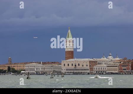 Vue sur Venise, vue sur la ville depuis le Canale della Giudecca. Place Saint-Marc, Basilique Saint-Marc, Basilica di San Marco, Tour Saint-Marc, CA Banque D'Images