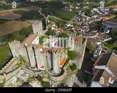 Vue aérienne d'un imposant château et d'un mur d'enceinte entourant une ville médiévale, ville, château, Castelo de Obidos, mur de la ville, Obidos, Obidos Banque D'Images