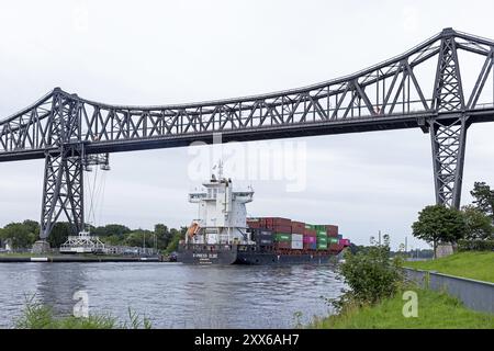 Navire porte-conteneurs, cargo, pont haut, pont transporteur, canal de Kiel, Rendsburg, Schleswig-Holstein, Allemagne, Europe Banque D'Images