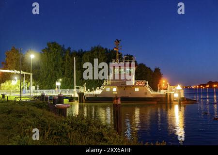 Exploitation nocturne du traversier du canal Stralsund, à la jetée de la Faehrstrasse sur le côté sud du canal, sur le canal de Kiel. Breiholz, Schleswig-Ho Banque D'Images