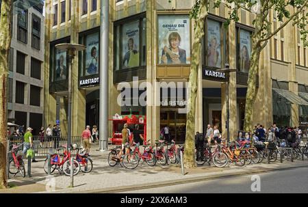 Europe, Allemagne, Hambourg, Moenckebergstrasse, Shopping Street, ville, Karstadt grands magasins', entrée, Location de vélos, Europe Banque D'Images