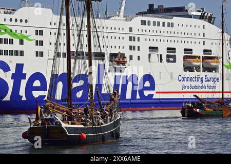 Europe, Allemagne, Schleswig-Holstein, Kiel, capitale de l'État, mer Baltique, port, windjammer mise à la voile, Stena Scandinavica au quai, Europe Banque D'Images