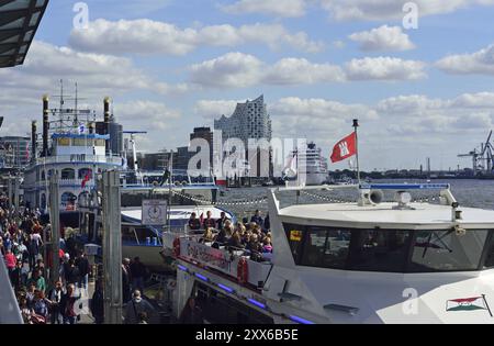 Europe, Allemagne, ville hanséatique de Hambourg, Elbe, Elbe Philharmonic Hall, façade en verre, visite du port avec ferry, de nombreux touristes, bateau à passagers Banque D'Images