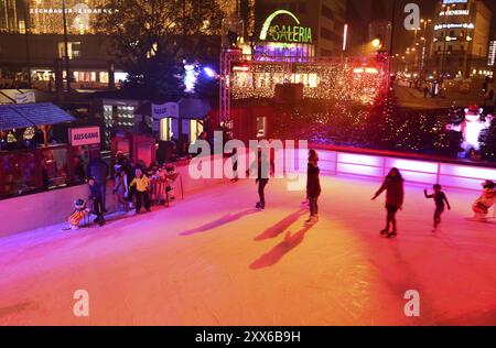 Europe, Allemagne, Bavière, Munich, ville, patinoire à Stachus à Noël, Europe Banque D'Images