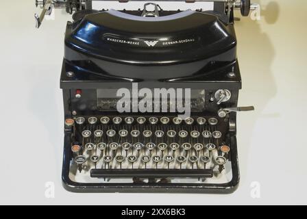 Ancienne machine à écrire mécanique, marque Continental, randonneur-Werke à Siegmar-Schoenau, avec silencieux, années 1930 Banque D'Images