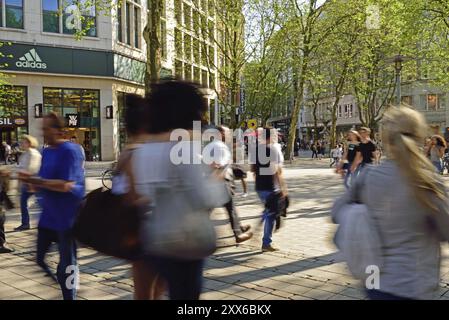 Allemagne, Hambourg, ville, Moenckebergstrasse, passants en mouvement, Europe Banque D'Images