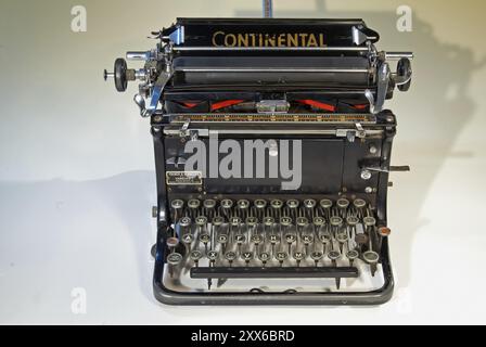 Ancienne machine à écrire mécanique, marque Continental, randonneur-Werke à Siegmar-Schoenau, avec silencieux, années 1930 Banque D'Images