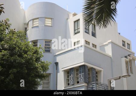 Bâtiment résidentiel de style Bauhaus sur Rothschild Boulevard, une partie de la ville Blanche, avec 4 000 bâtiments la plus grande collection de maisons au monde Banque D'Images