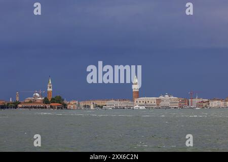 Vue sur Venise, vue sur la ville depuis le Canale della Giudecca. Basilique St Marc, Basilica di San Marco, Tour St Marc, Campanile San Marco Banque D'Images