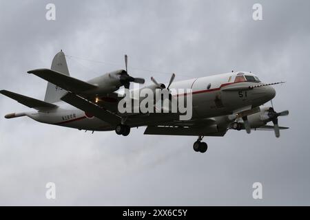 Un avion de reconnaissance maritime Lockheed UP-3C Orion de la force d'autodéfense maritime japonaise (JMSDF) volant près de la base aérienne NAF Atsugi. Japon Banque D'Images