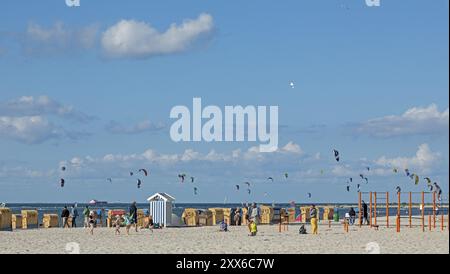 Kitesurfer, plage, chaises de plage, Laboe, Schleswig-Holstein, Allemagne, Europe Banque D'Images