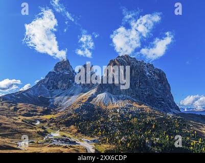 Les sommets du Groupe Sassolungo, Passo Sella, drone shot, Val Gardena, Dolomites, province autonome de Bolzano, Tyrol du Sud, Italie, Europe Banque D'Images