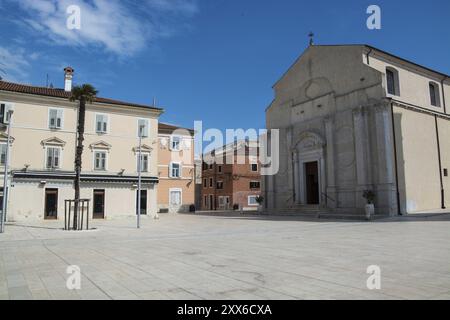 Umag est une petite ville croate avec un port sur la côte nord-ouest de l'Istrie, Croatie, Europe Banque D'Images