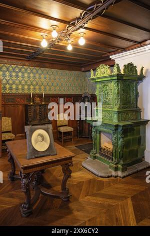 Magnifique salon avec poêle en faïence antique et portrait de la reine Charlotte de Wuerttemberg dans le pavillon de chasse de Bebenhausen, ancienne abbaye cistercienne Banque D'Images