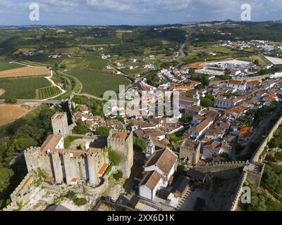 Vue aérienne panoramique d'une ville médiévale fortifiée avec un château dans un paysage verdoyant, ville, château, Castelo de Obidos, mur de la ville, Obidos, Obidos, Oest Banque D'Images
