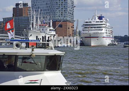 Europe, Allemagne, ville hanséatique de Hambourg, Elbe, Elbe Philharmonic Hall, façade en verre, visite du port avec ferry, de nombreux touristes, bateau à passagers Banque D'Images