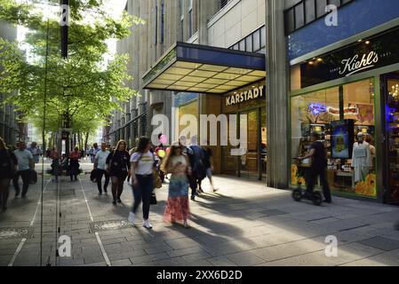 Allemagne, Hambourg, ville, Moenckebergstrasse, principale rue commerçante, passants en mouvement, grands magasins Karstadt, façade de fenêtre avec reflet, EUR Banque D'Images