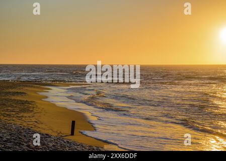 Den Helder, pays-Bas. Janvier 2022. Coucher de soleil sur la plage de Den Helder, pays-Bas. Banque D'Images