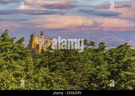 Palais de Pena à Sintra près de Lisbonne un matin d'été avec ciel bleu et nuages moelleux Banque D'Images