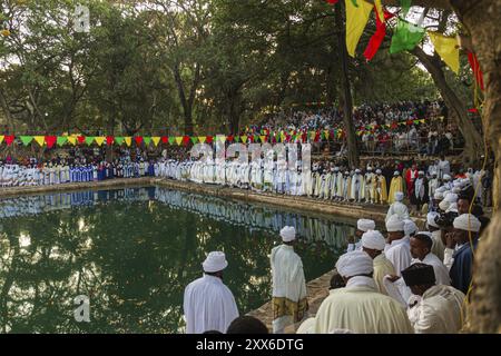 Les gens se rassemblent au festival Timkat au bain Fasilides à Gondar, Ethiopie, Afrique Banque D'Images