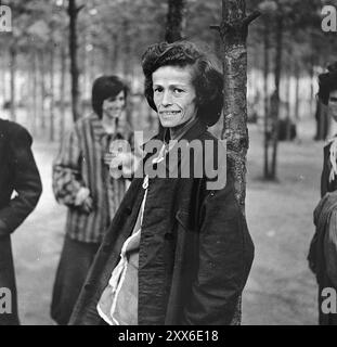 Le visage guêté d'une survivante émaciée du camp de concentration de Bergen-Belsen. La photo est datée du 15 avril 1945, le jour même où le camp a été libéré par les troupes britanniques et canadiennes. La position du camp dans l'ouest de l'Allemagne signifiait que des milliers de personnes y furent envoyées alors que l'est tombait. 18000 personnes sont mortes rien qu'en mars 1945, et 10000 dans les deux semaines qui ont suivi la libération. Ils sont morts de maladie et de négligence plutôt que des abus systématiques observés ailleurs. Banque D'Images